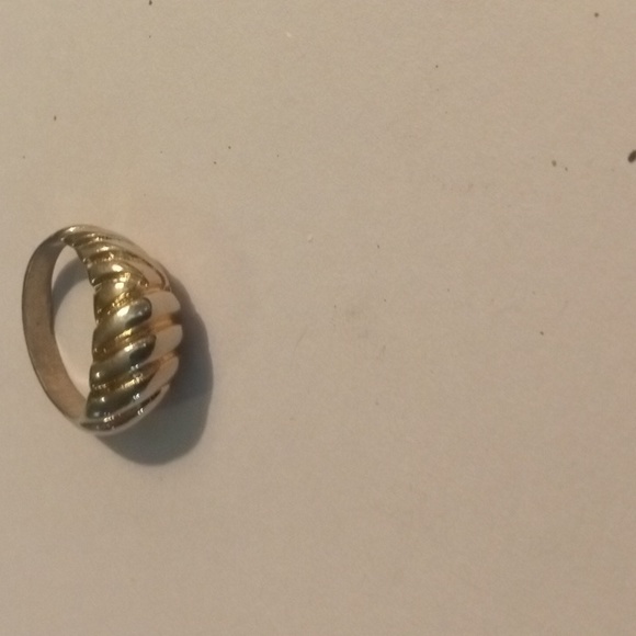Fluted dome ring - Picture 1 of 3